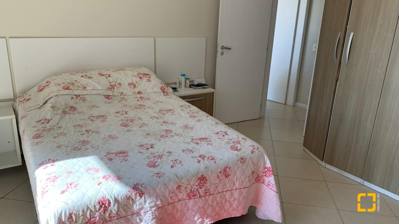 Casa com 247m², 3 quartos (sendo 1 suíte), 1 garagem, no bairro Barreiros em São José