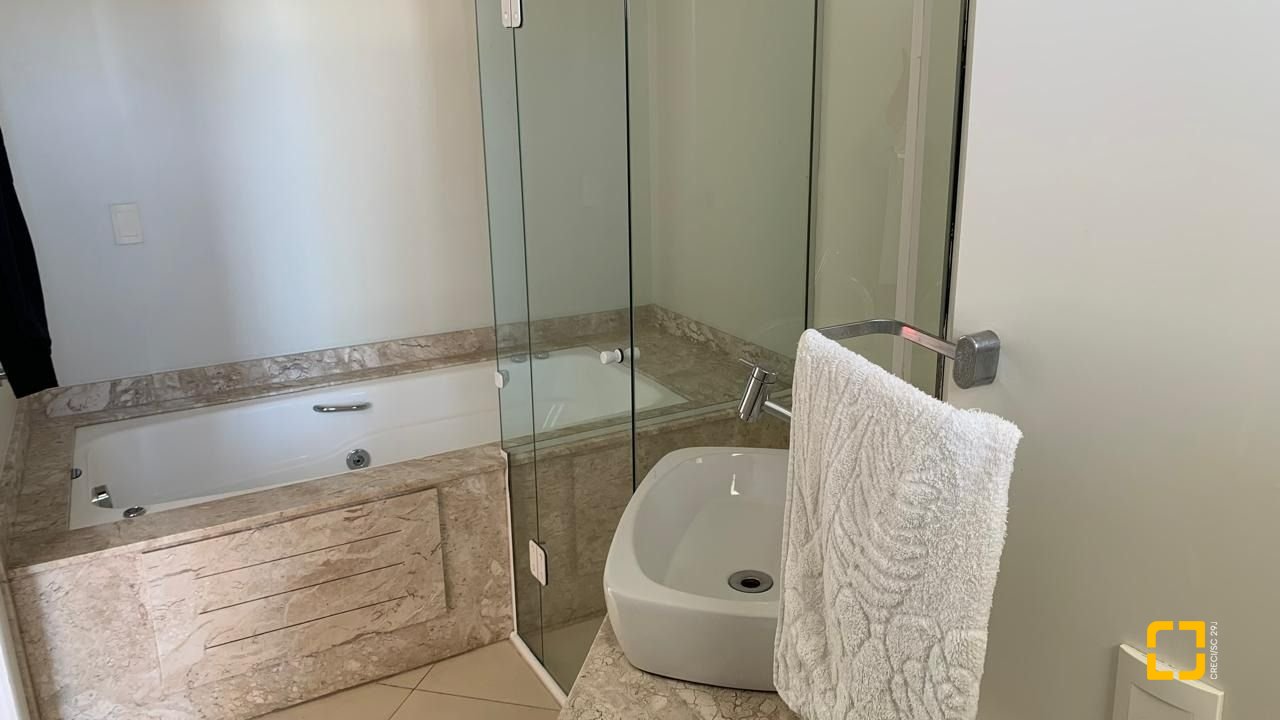 Casa com 247m², 3 quartos (sendo 1 suíte), 1 garagem, no bairro Barreiros em São José