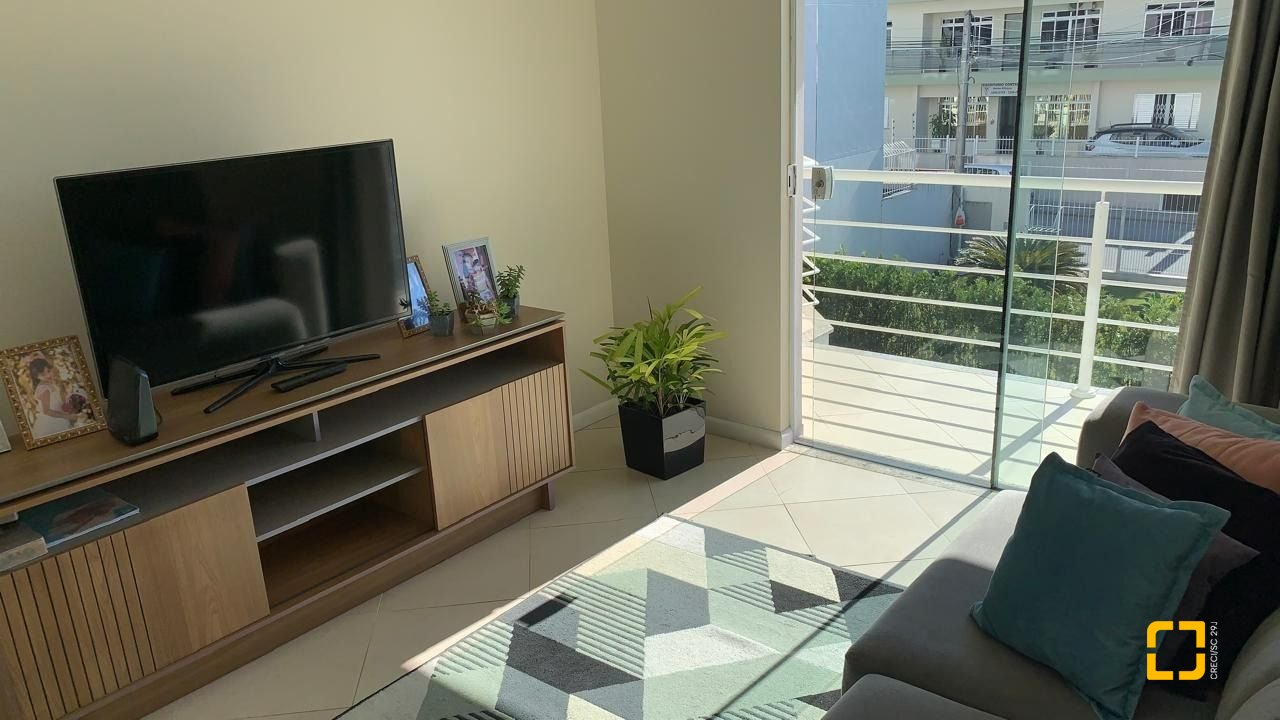 Casa com 247m², 3 quartos (sendo 1 suíte), 1 garagem, no bairro Barreiros em São José