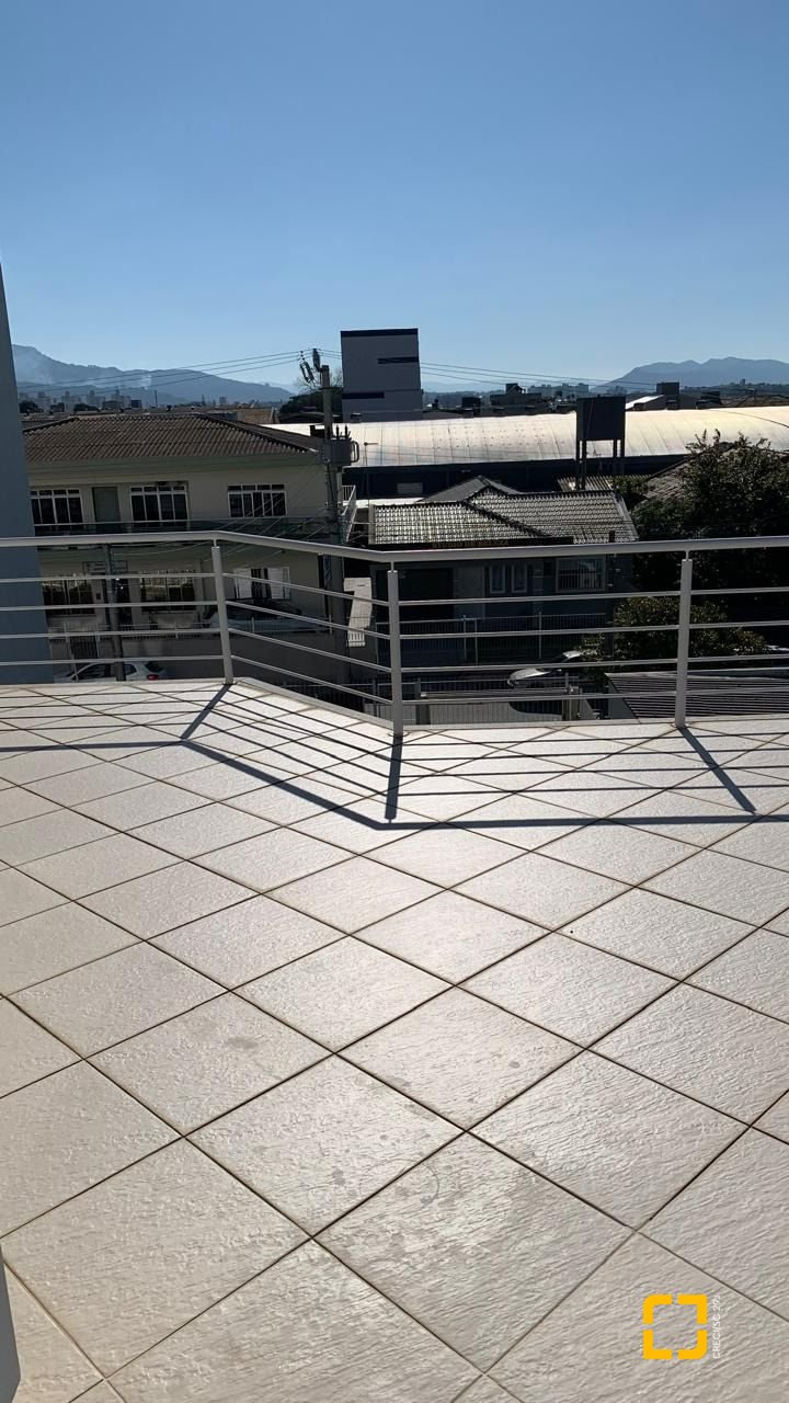 Casa com 247m², 3 quartos (sendo 1 suíte), 1 garagem, no bairro Barreiros em São José
