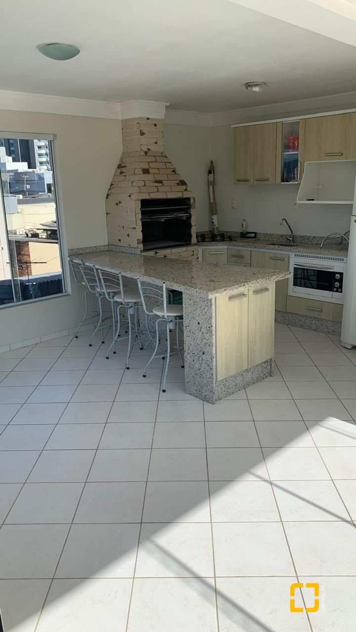 Casa com 247m², 3 quartos (sendo 1 suíte), 1 garagem, no bairro Barreiros em São José