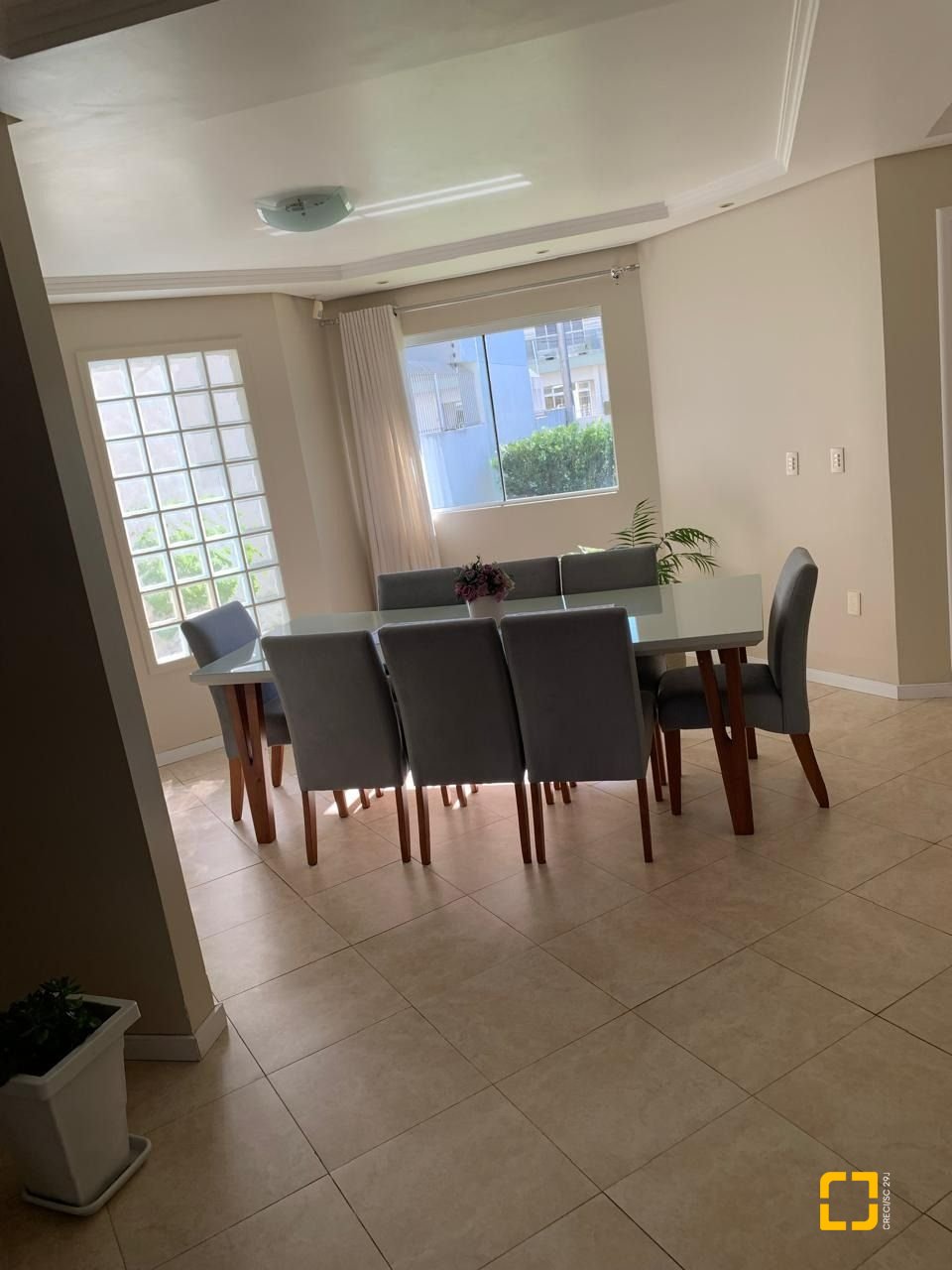 Casa com 247m², 3 quartos (sendo 1 suíte), 1 garagem, no bairro Barreiros em São José