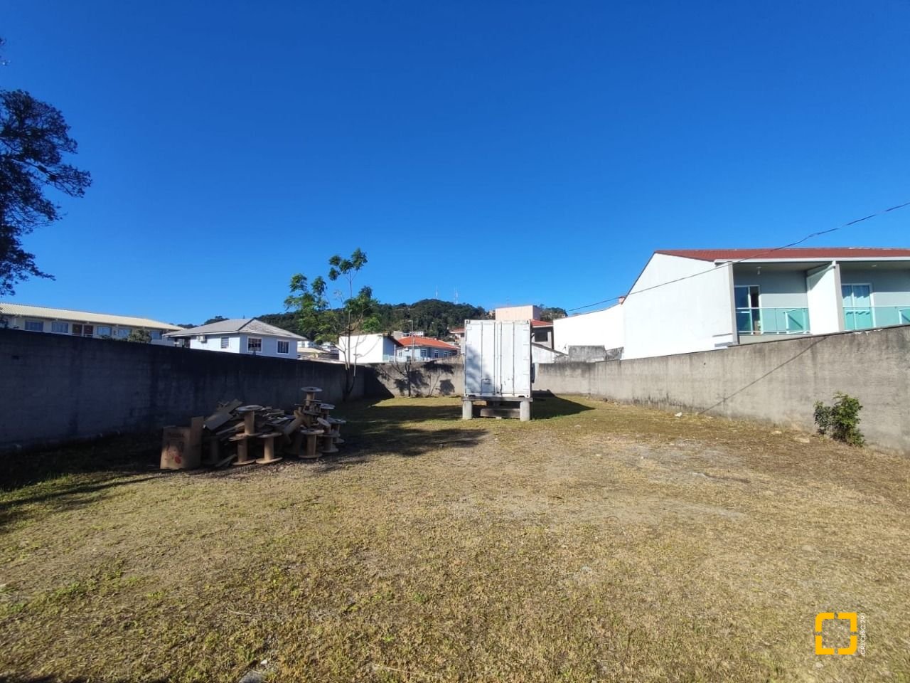 Terreno com 724m², no bairro Fazenda Santo Antônio em São José
