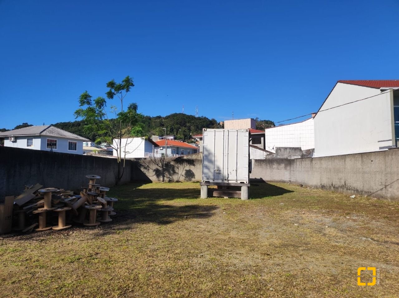 Terreno com 724m², no bairro Fazenda Santo Antônio em São José