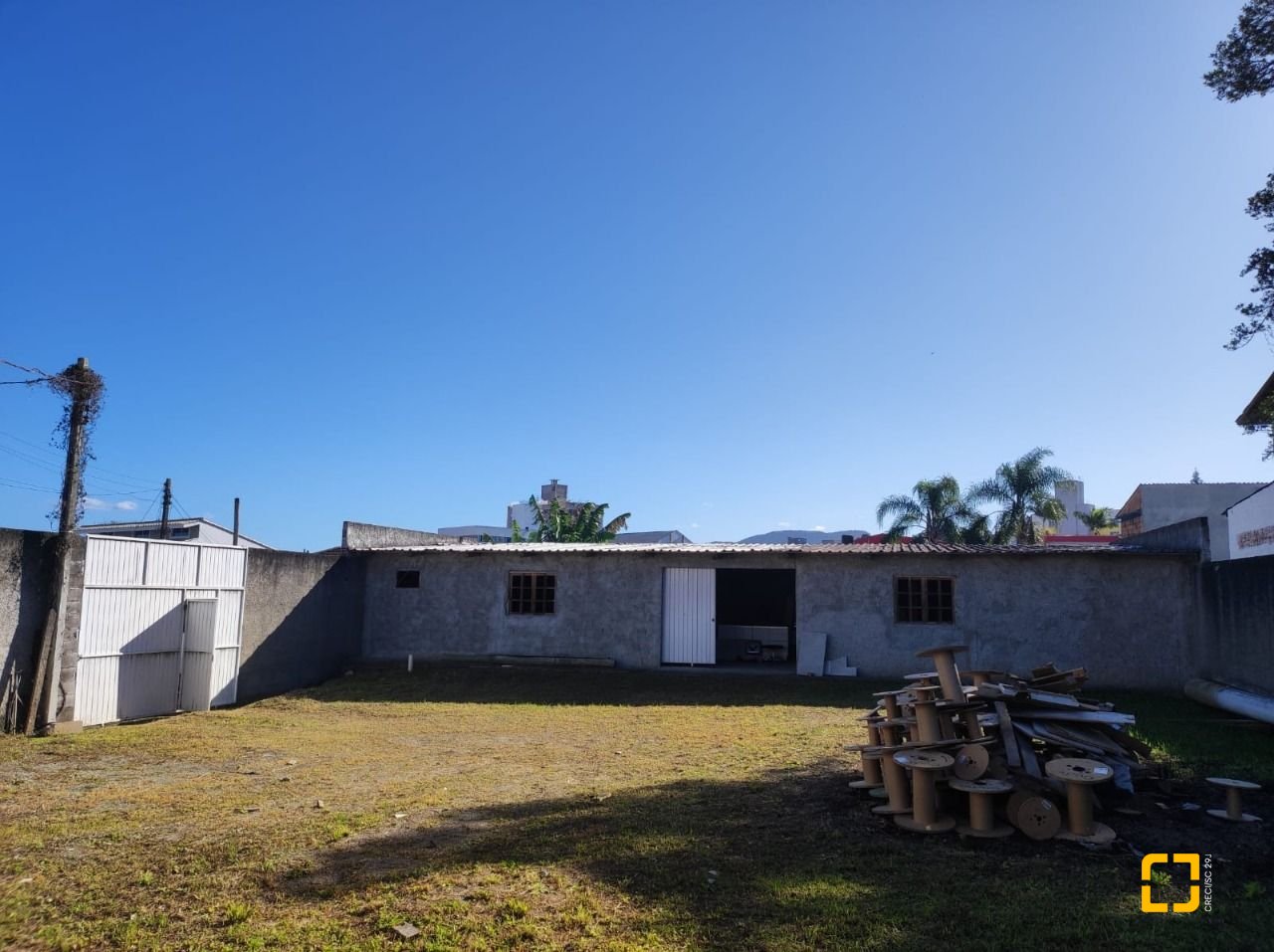 Terreno com 724m², no bairro Fazenda Santo Antônio em São José