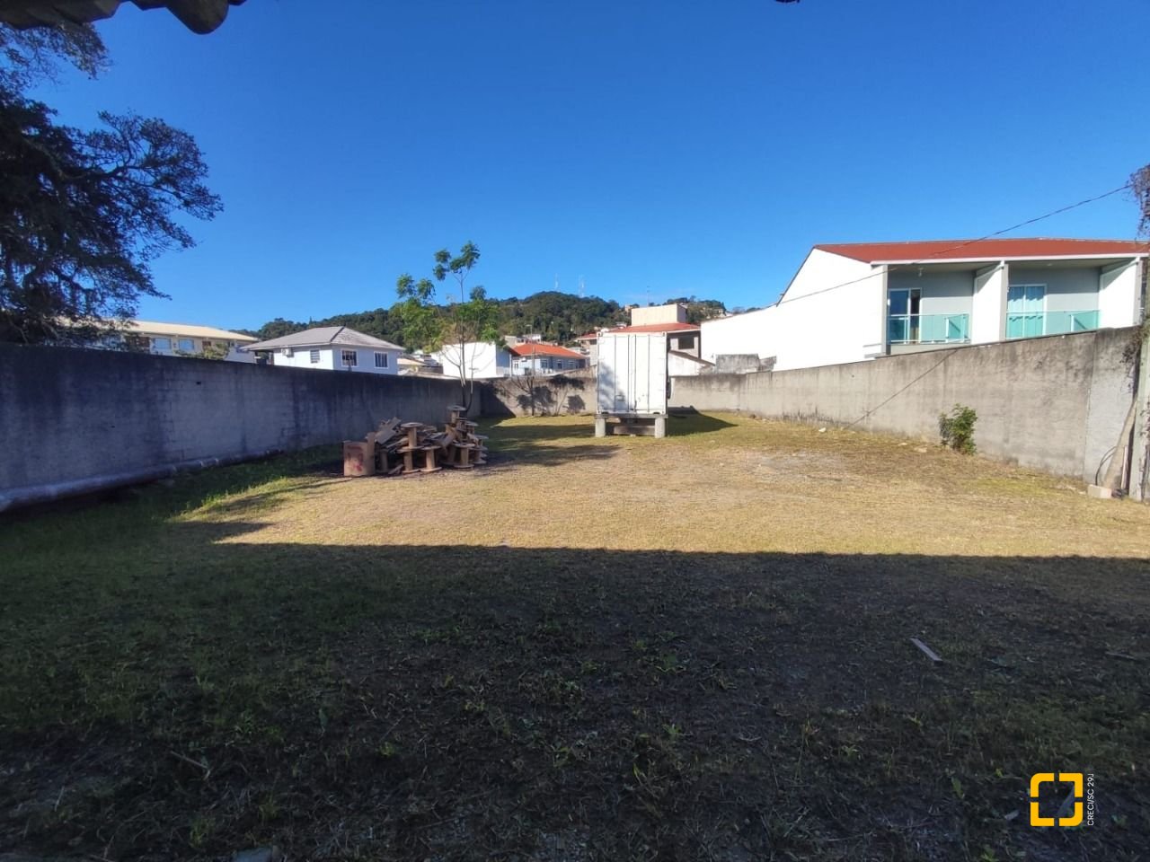 Terreno com 724m², no bairro Fazenda Santo Antônio em São José