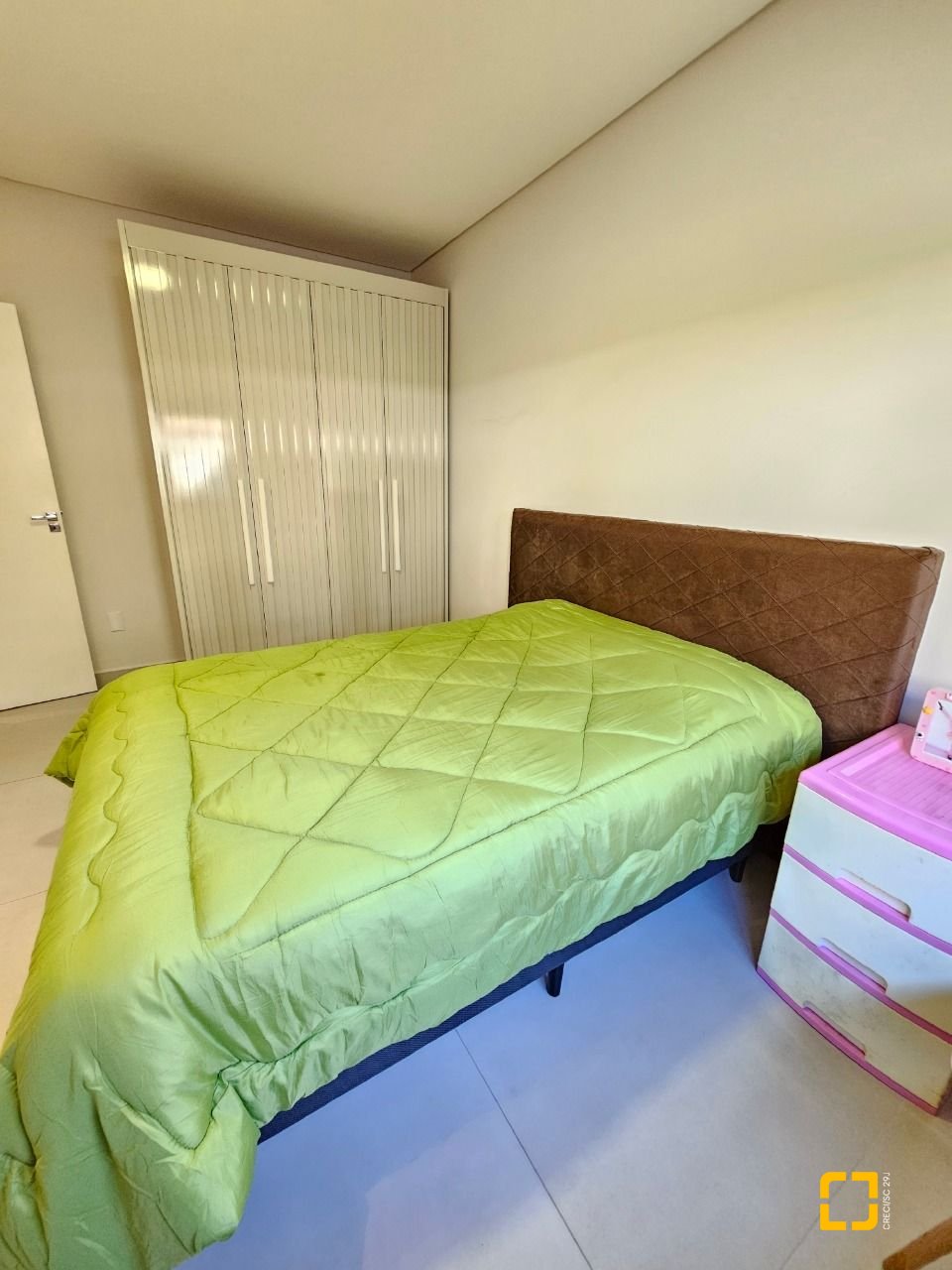 Casa com 160m², 3 quartos (sendo 1 suíte), 2 garagens, no bairro Barreiros em São José