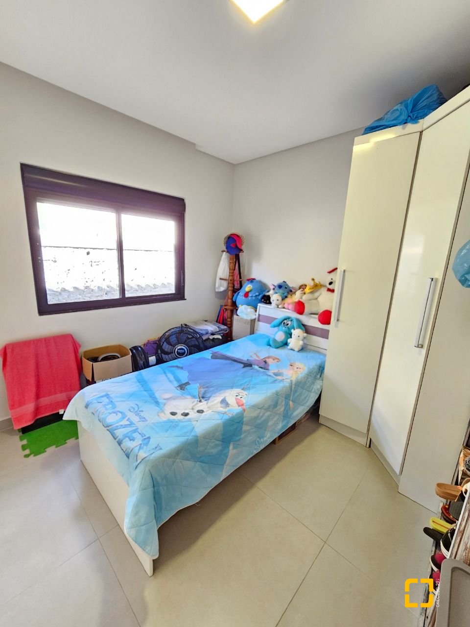 Casa com 160m², 3 quartos (sendo 1 suíte), 2 garagens, no bairro Barreiros em São José