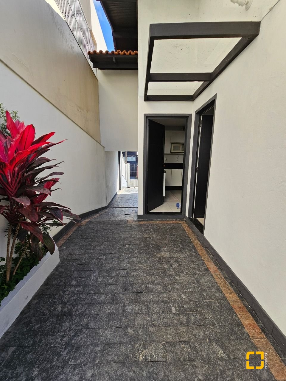 Casa com 160m², 3 quartos (sendo 1 suíte), 2 garagens, no bairro Barreiros em São José