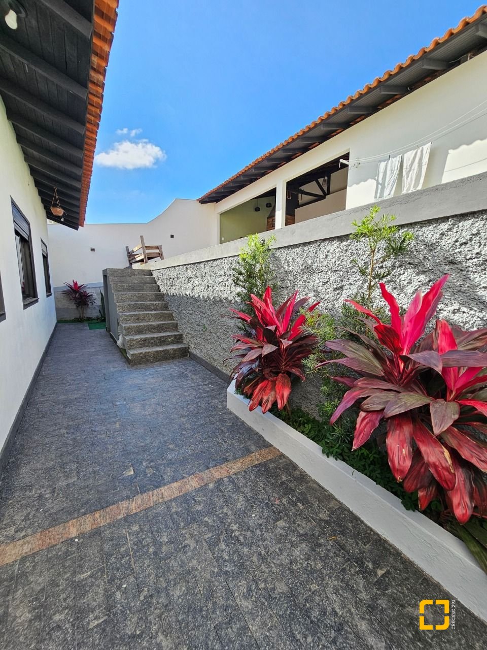 Casa com 160m², 3 quartos (sendo 1 suíte), 2 garagens, no bairro Barreiros em São José