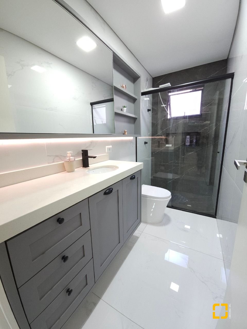 Casa com 160m², 3 quartos (sendo 1 suíte), 2 garagens, no bairro Barreiros em São José