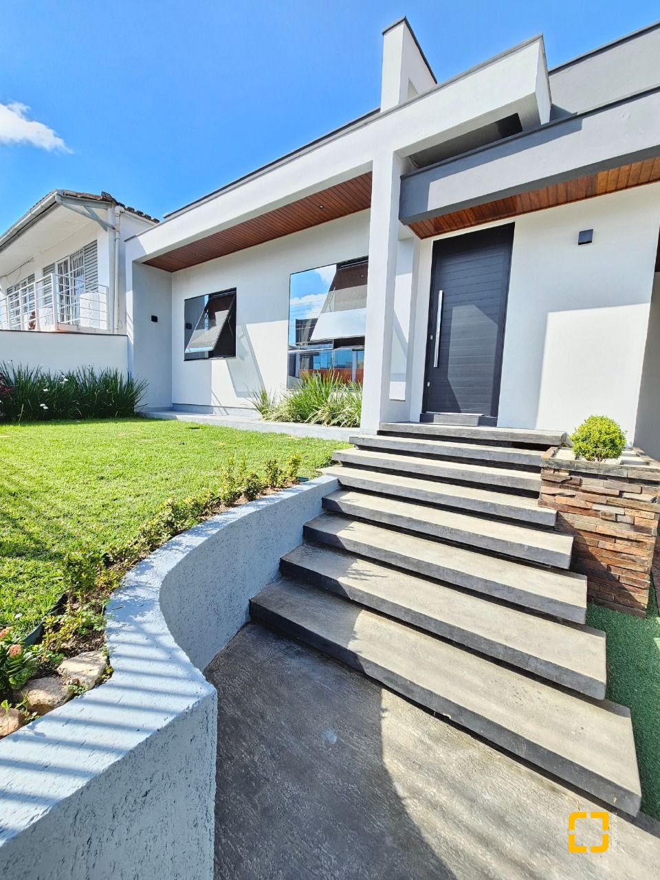 Casa com 160m², 3 quartos (sendo 1 suíte), 2 garagens, no bairro Barreiros em São José