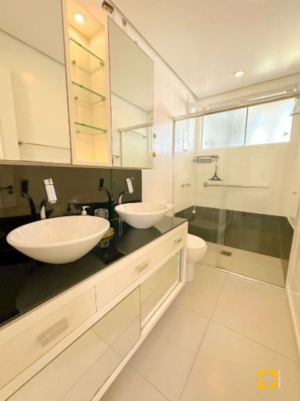 Apartamento com 76m², 3 quartos (sendo 1 suíte), 2 garagens, no bairro Praia Brava em Florianópolis