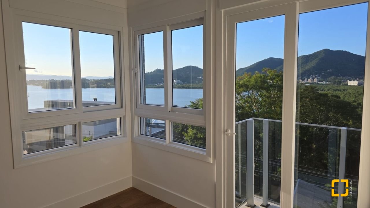 Apartamento com 133m², 6 quartos (sendo 3 suítes), 3 garagens, no bairro João Paulo em Florianópolis