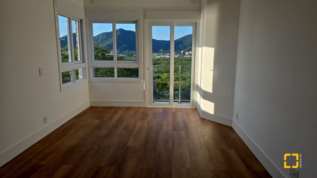 Apartamento com 133m², 6 quartos (sendo 3 suítes), 3 garagens, no bairro João Paulo em Florianópolis