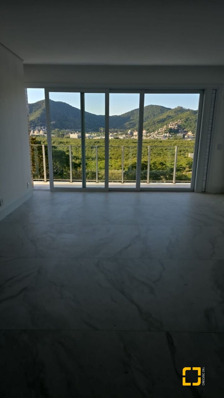 Apartamento com 133m², 6 quartos (sendo 3 suítes), 3 garagens, no bairro João Paulo em Florianópolis