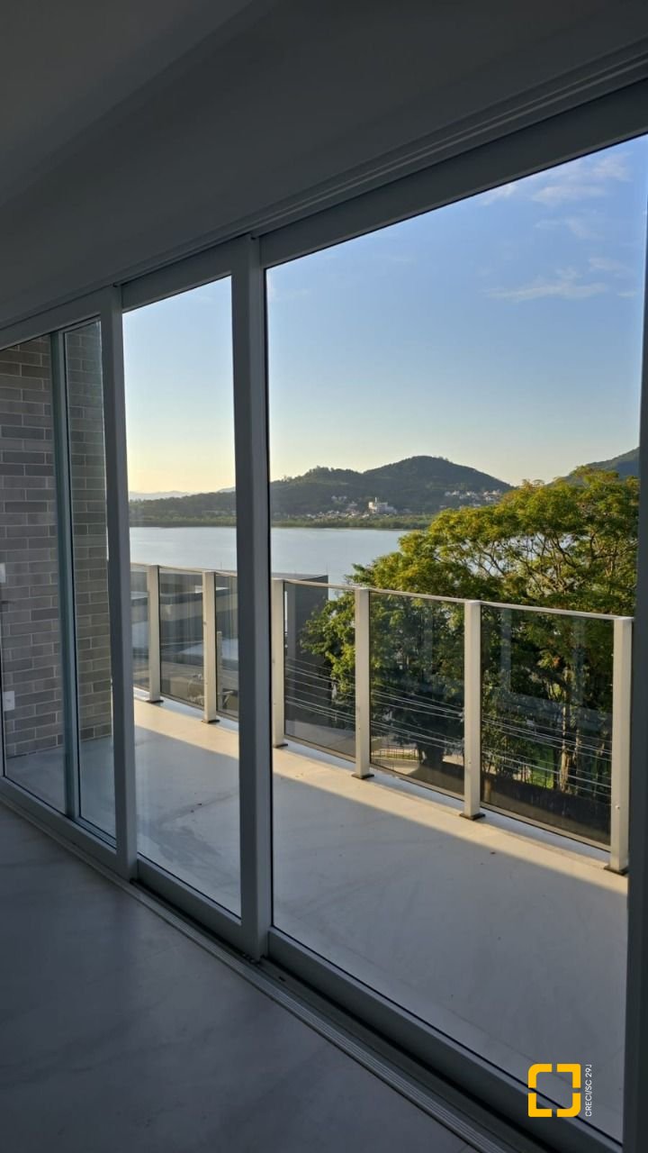 Apartamento com 133m², 6 quartos (sendo 3 suítes), 3 garagens, no bairro João Paulo em Florianópolis