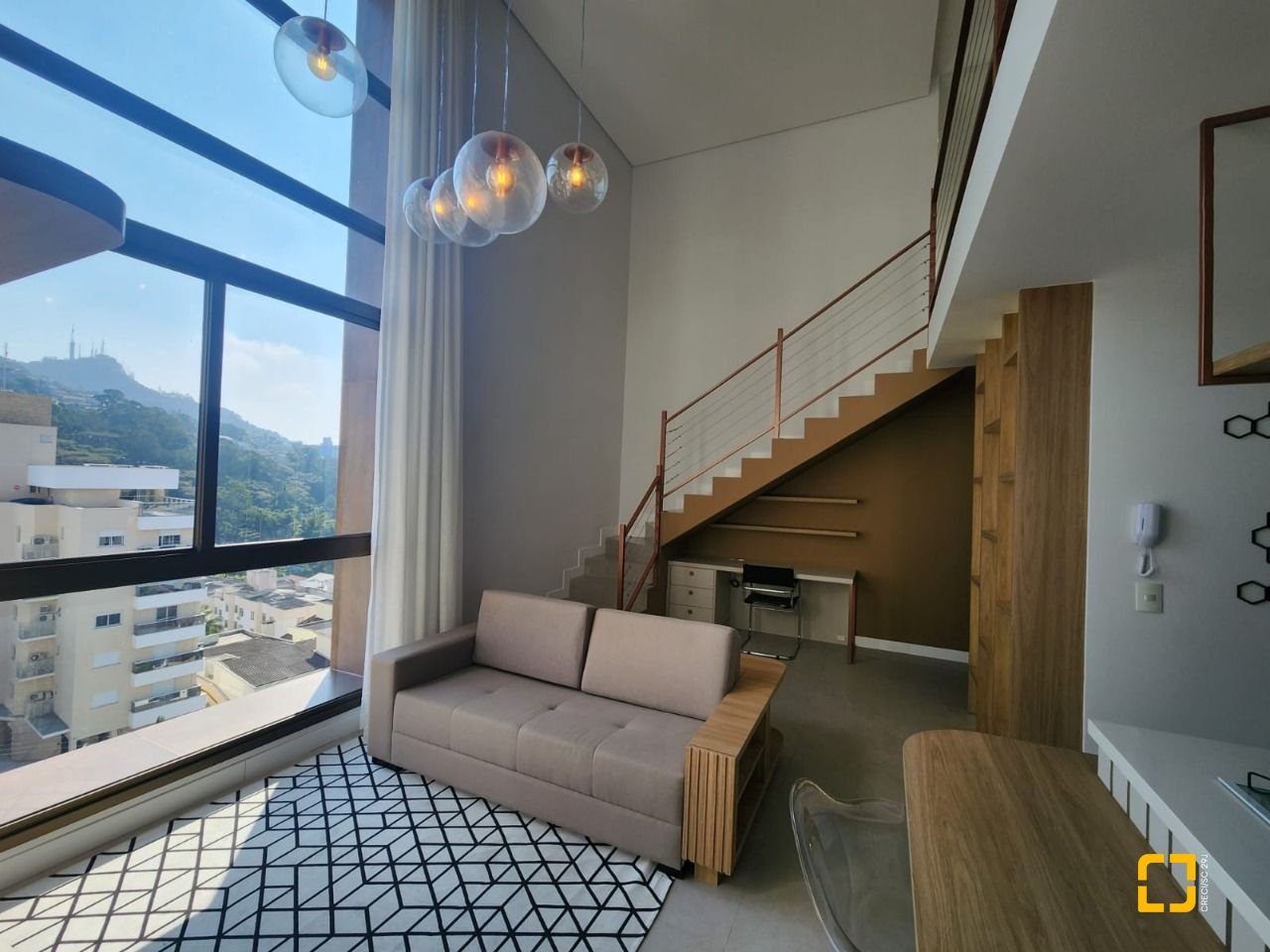 Apartamento com 60m², 2 quartos (sendo 1 suíte), 1 garagem, no bairro Carvoeira em Florianópolis