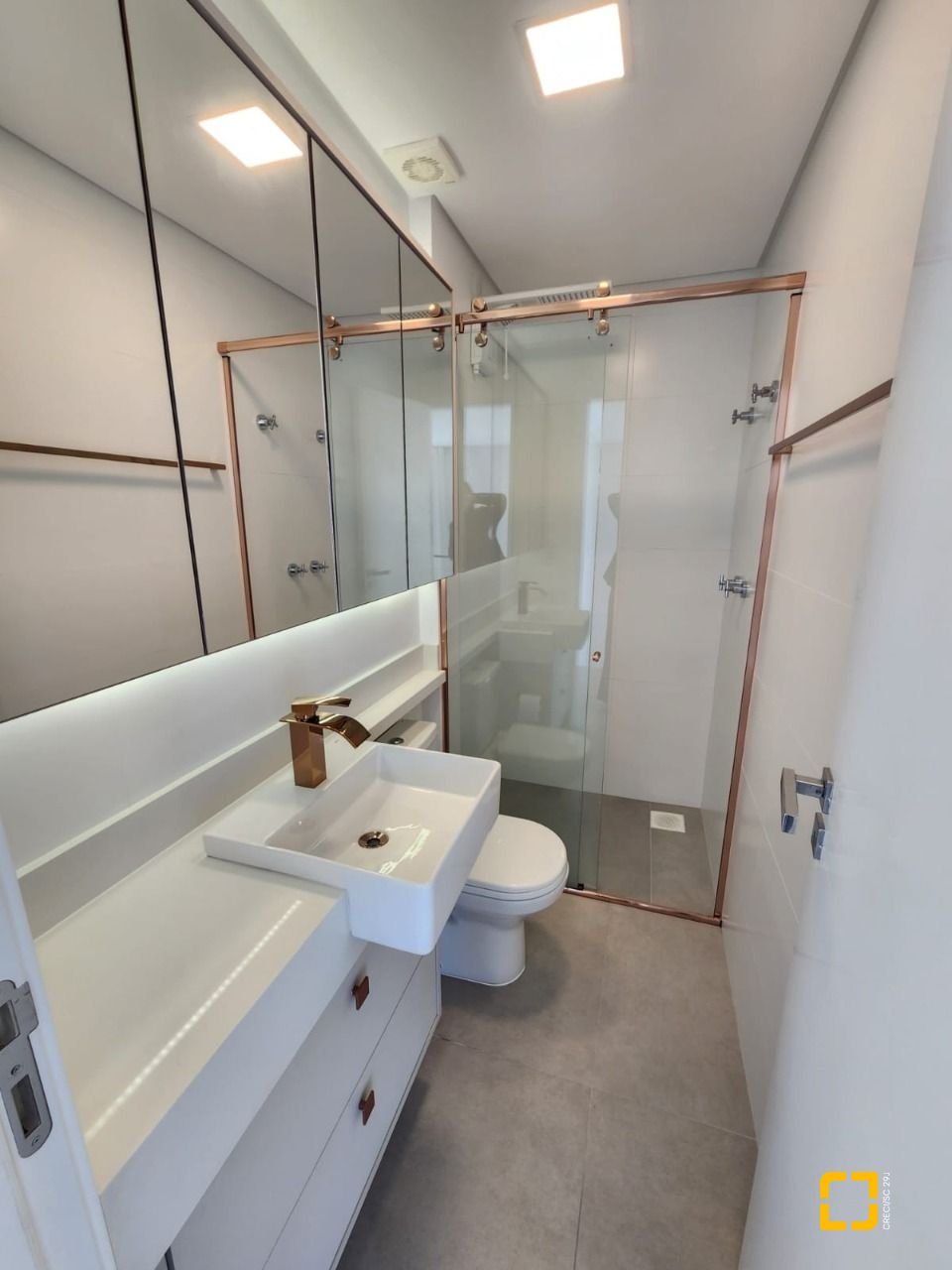 Apartamento com 60m², 2 quartos (sendo 1 suíte), 1 garagem, no bairro Carvoeira em Florianópolis