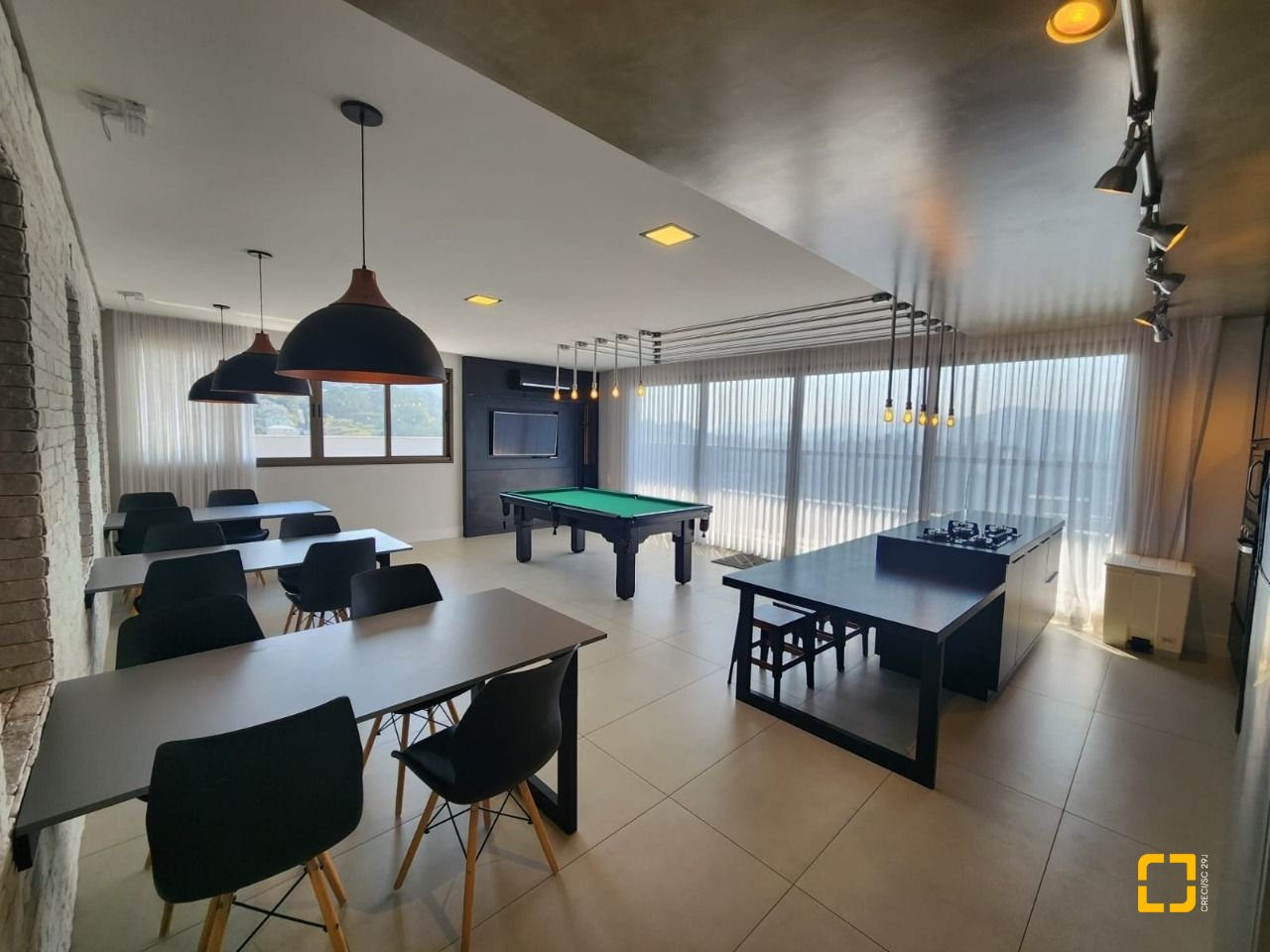 Apartamento com 60m², 2 quartos (sendo 1 suíte), 1 garagem, no bairro Carvoeira em Florianópolis