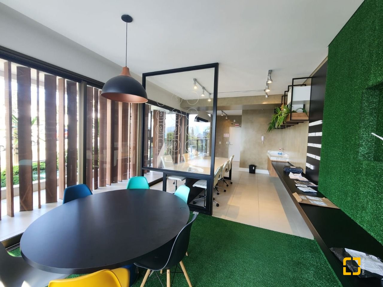 Apartamento com 60m², 2 quartos (sendo 1 suíte), 1 garagem, no bairro Carvoeira em Florianópolis