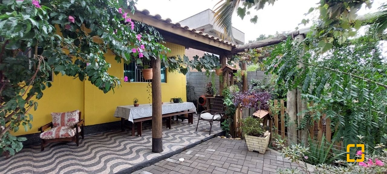 Casa com 90m², 4 quartos, 2 garagens, no bairro Rio Vermelho em Florianópolis