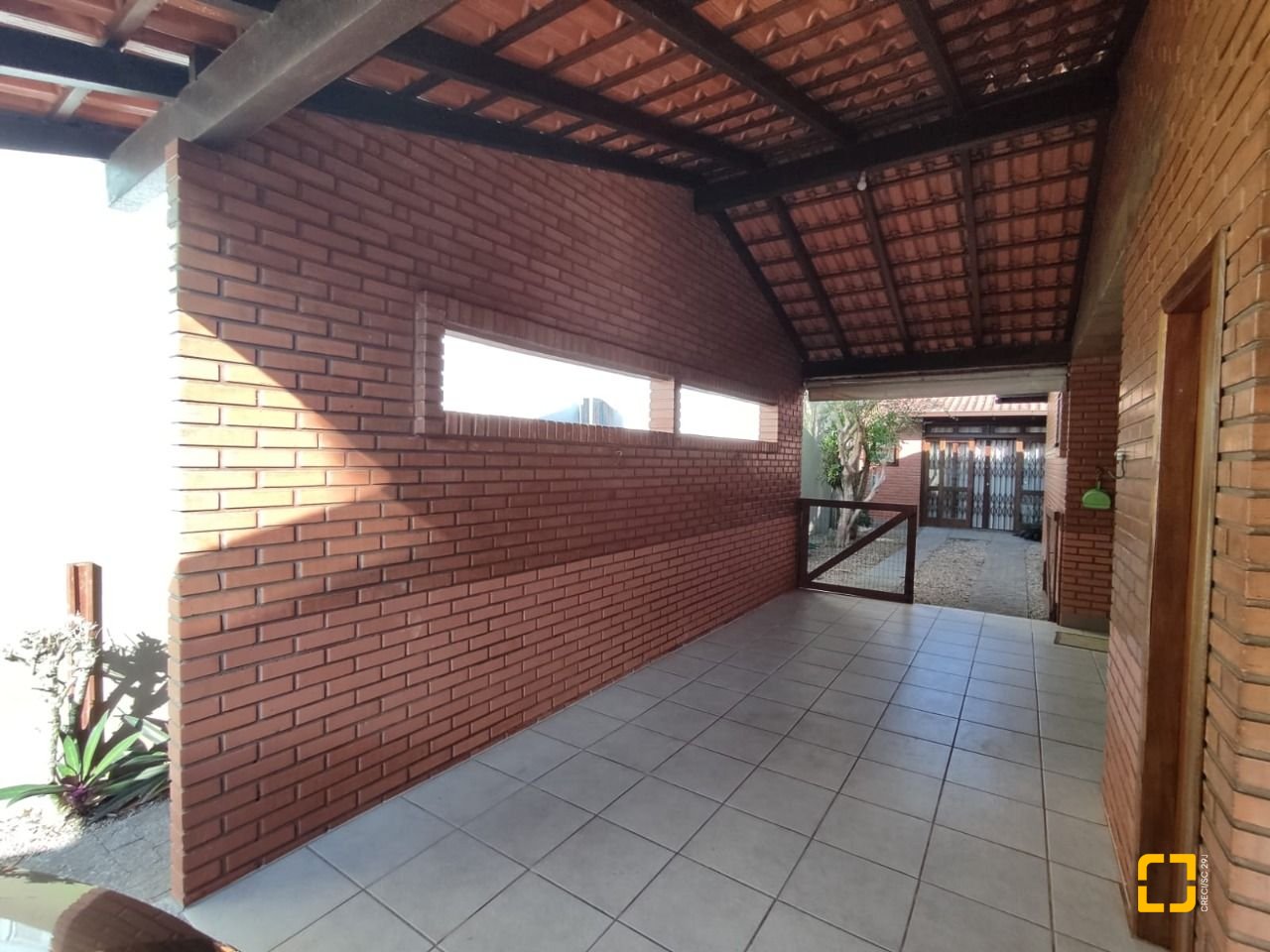 Casa com 188m², 6 quartos (sendo 1 suíte), 3 garagens, no bairro Ingleses em Florianópolis