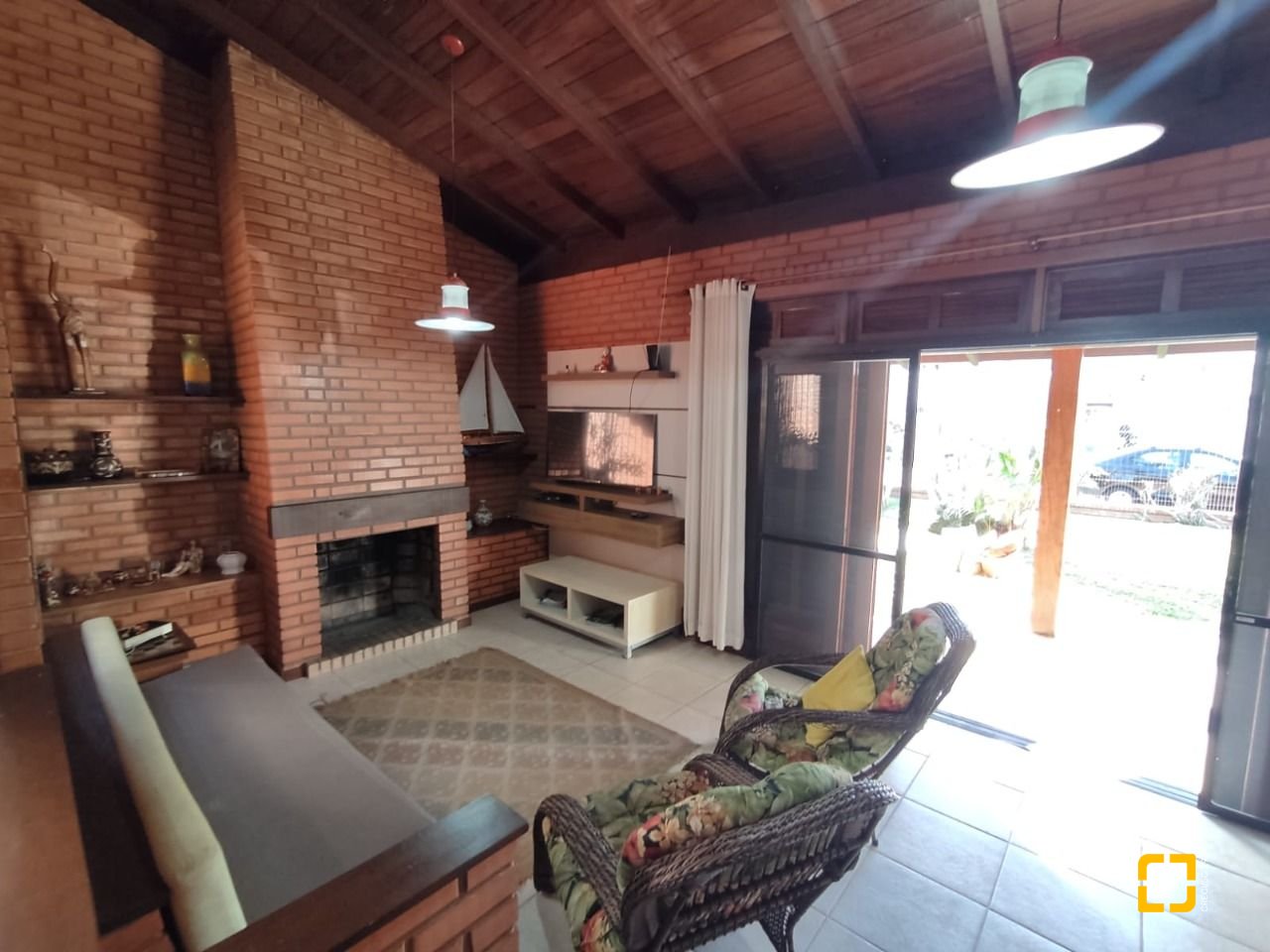 Casa com 188m², 6 quartos (sendo 1 suíte), 3 garagens, no bairro Ingleses em Florianópolis
