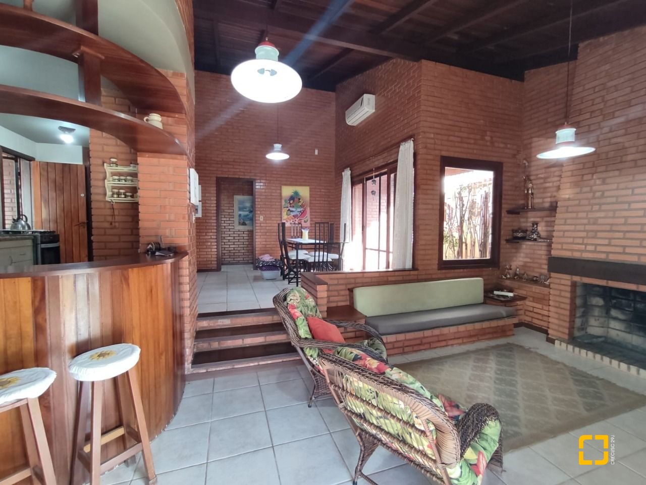 Casa com 188m², 6 quartos (sendo 1 suíte), 3 garagens, no bairro Ingleses em Florianópolis