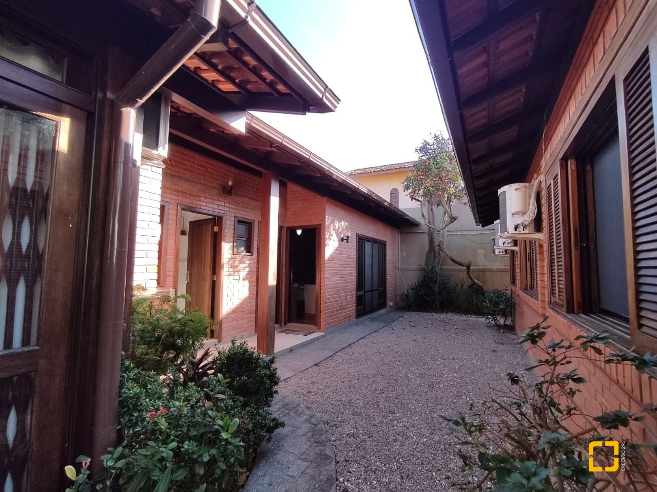 Casa com 188m², 6 quartos (sendo 1 suíte), 3 garagens, no bairro Ingleses em Florianópolis