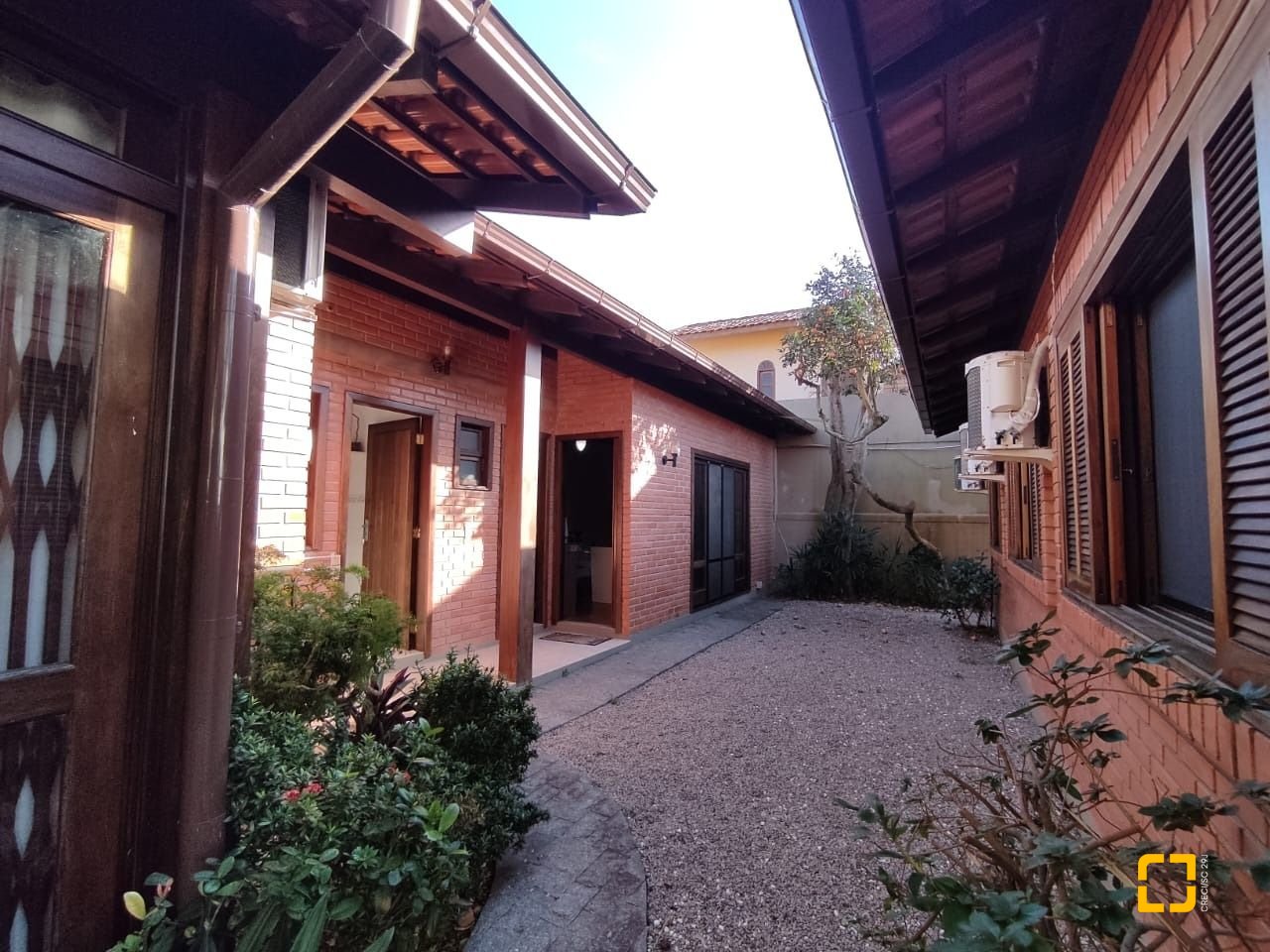 Casa com 188m², 6 quartos (sendo 1 suíte), 3 garagens, no bairro Ingleses em Florianópolis