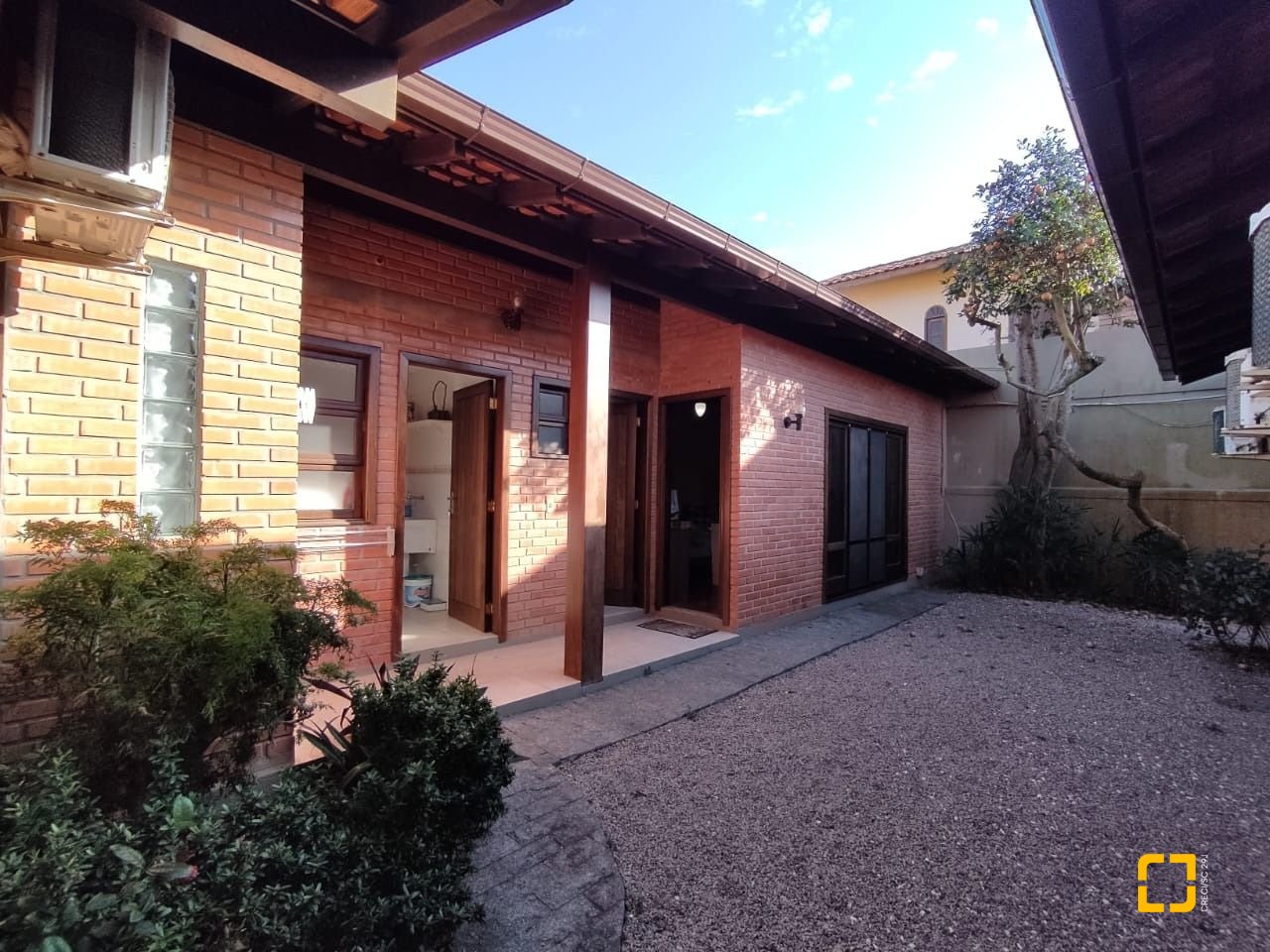 Casa com 188m², 6 quartos (sendo 1 suíte), 3 garagens, no bairro Ingleses em Florianópolis
