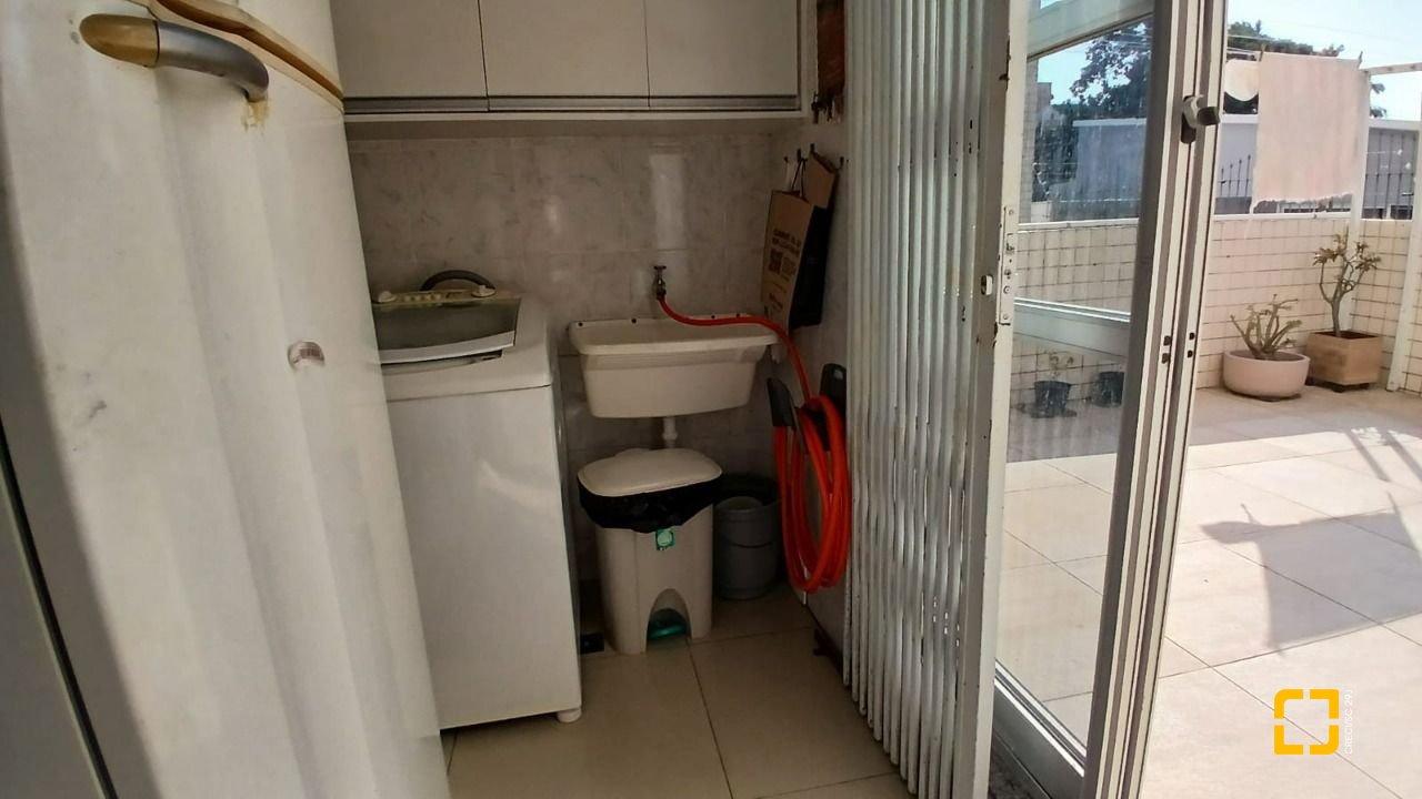 Apartamento com 131m², 5 quartos (sendo 2 suítes), 1 garagem, no bairro Balneário em Florianópolis