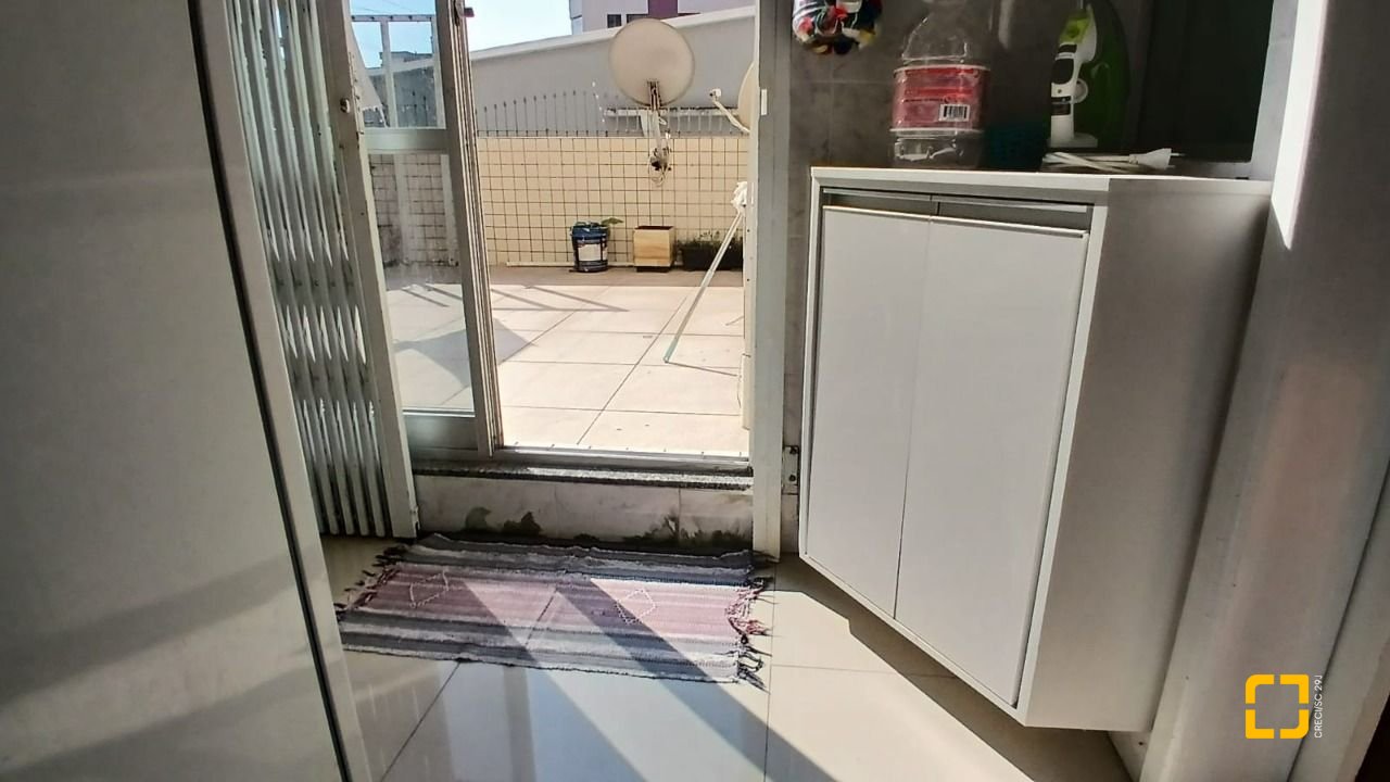 Apartamento com 131m², 5 quartos (sendo 2 suítes), 1 garagem, no bairro Balneário em Florianópolis
