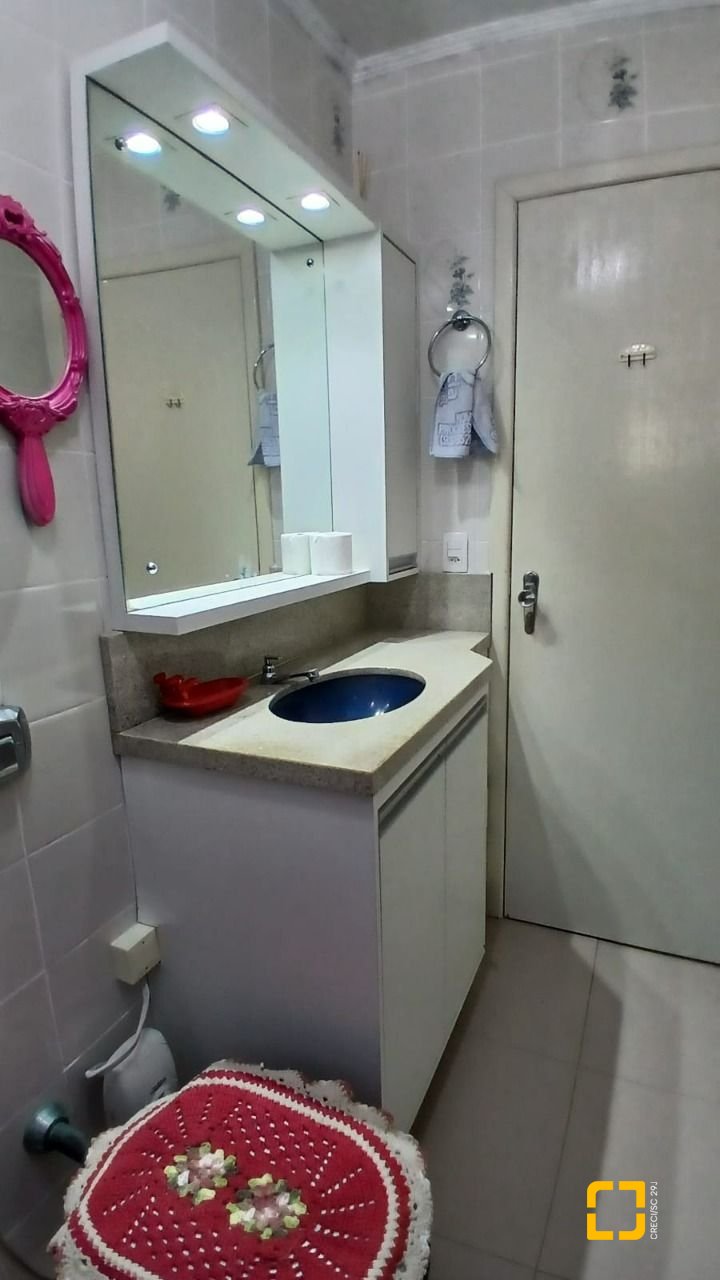 Apartamento com 131m², 5 quartos (sendo 2 suítes), 1 garagem, no bairro Balneário em Florianópolis