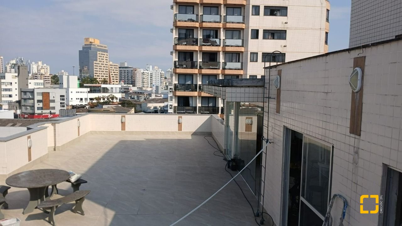 Apartamento com 131m², 5 quartos (sendo 2 suítes), 1 garagem, no bairro Balneário em Florianópolis