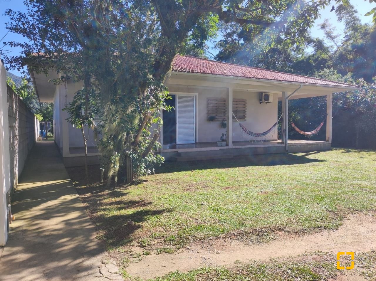 Casa com 110m², 3 quartos, 2 garagens, no bairro Enseada de Brito em Palhoça