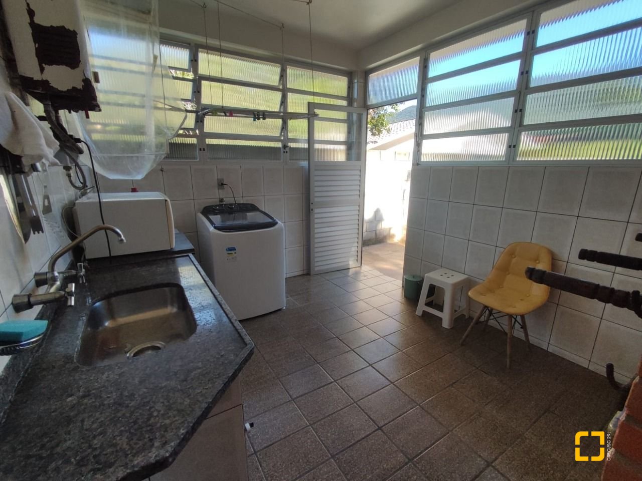 Casa com 110m², 3 quartos, 2 garagens, no bairro Enseada de Brito em Palhoça