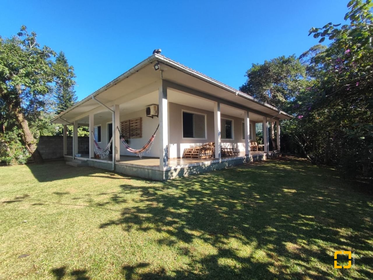 Casa com 110m², 3 quartos, 2 garagens, no bairro Enseada de Brito em Palhoça