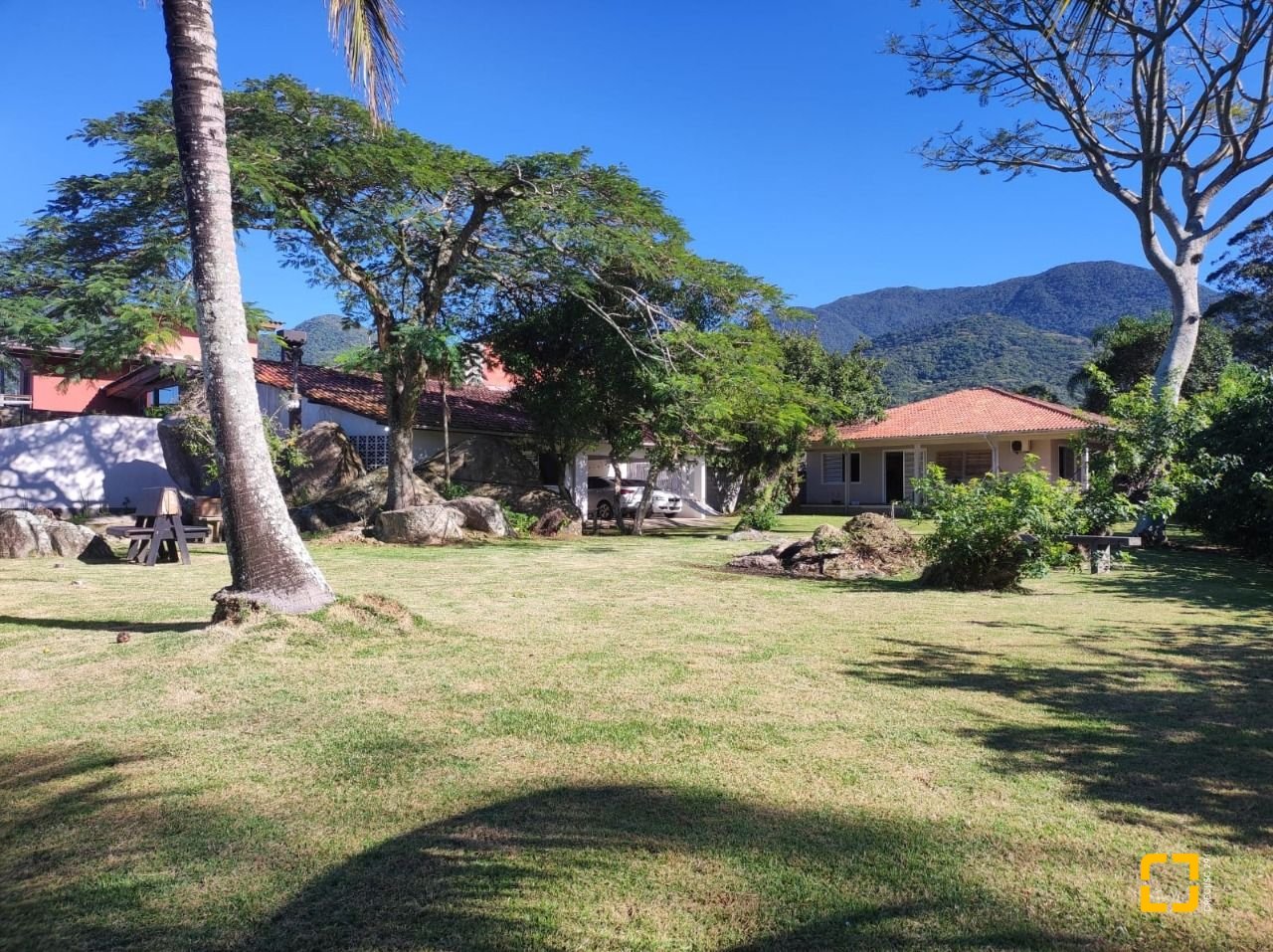 Casa com 110m², 3 quartos, 2 garagens, no bairro Enseada de Brito em Palhoça