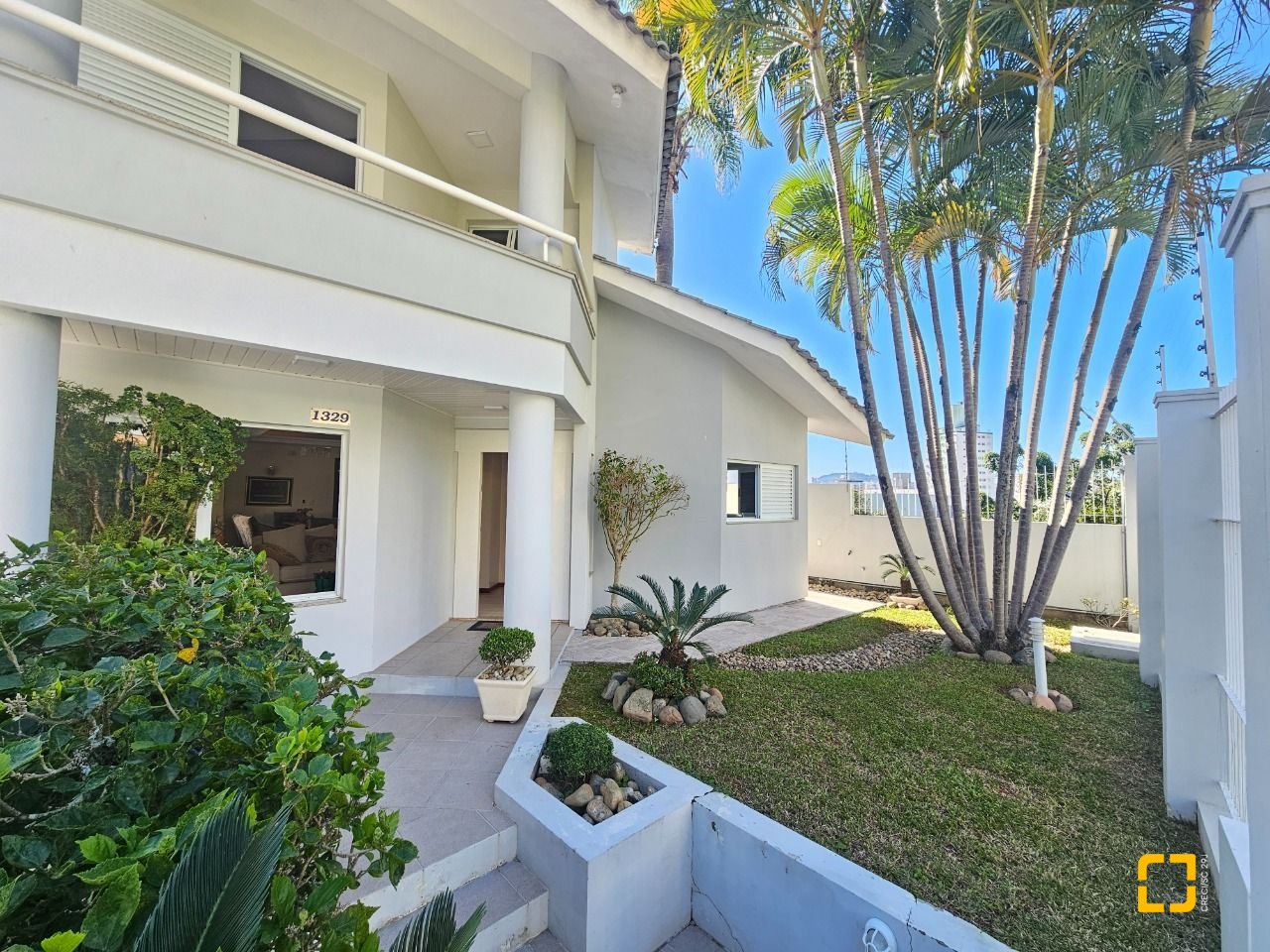 Casa com 350m², 4 quartos (sendo 3 suítes), 2 garagens, no bairro Canto em Florianópolis