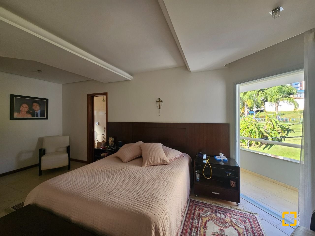 Casa com 350m², 4 quartos (sendo 3 suítes), 2 garagens, no bairro Canto em Florianópolis