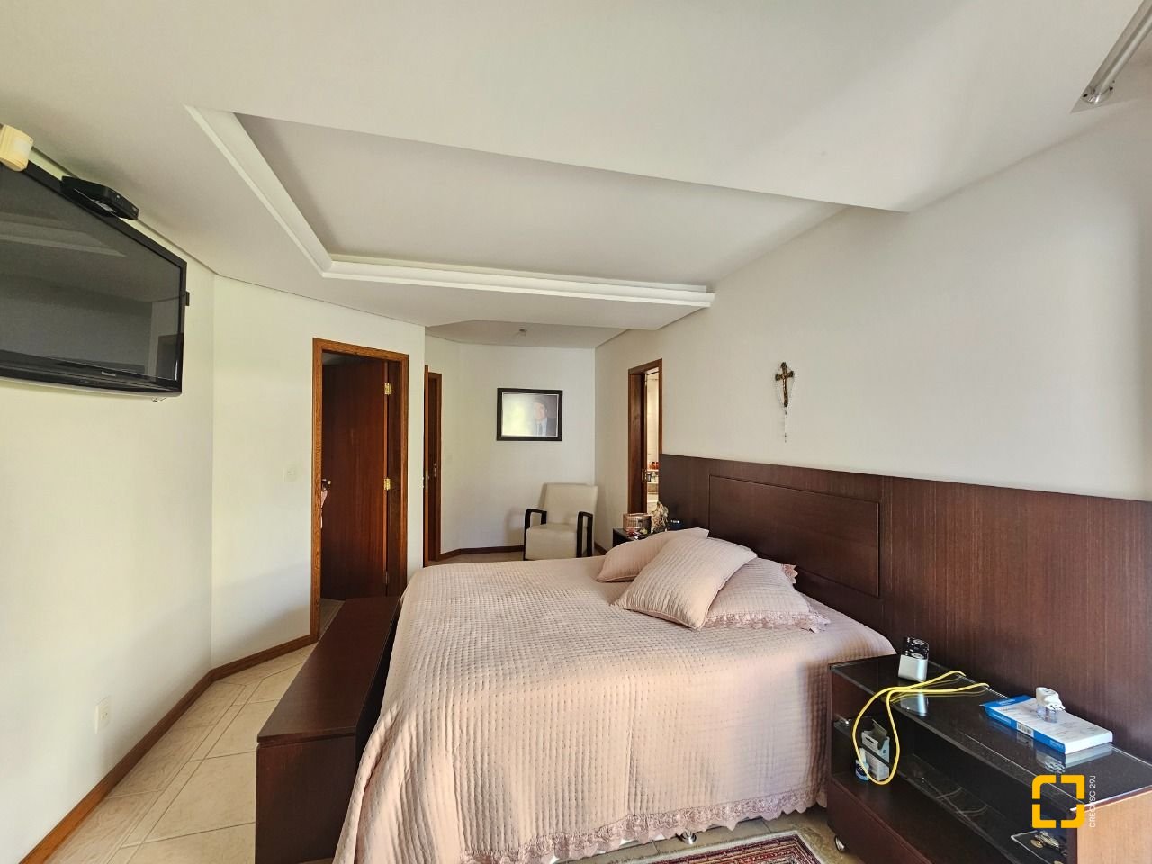 Casa com 350m², 4 quartos (sendo 3 suítes), 2 garagens, no bairro Canto em Florianópolis