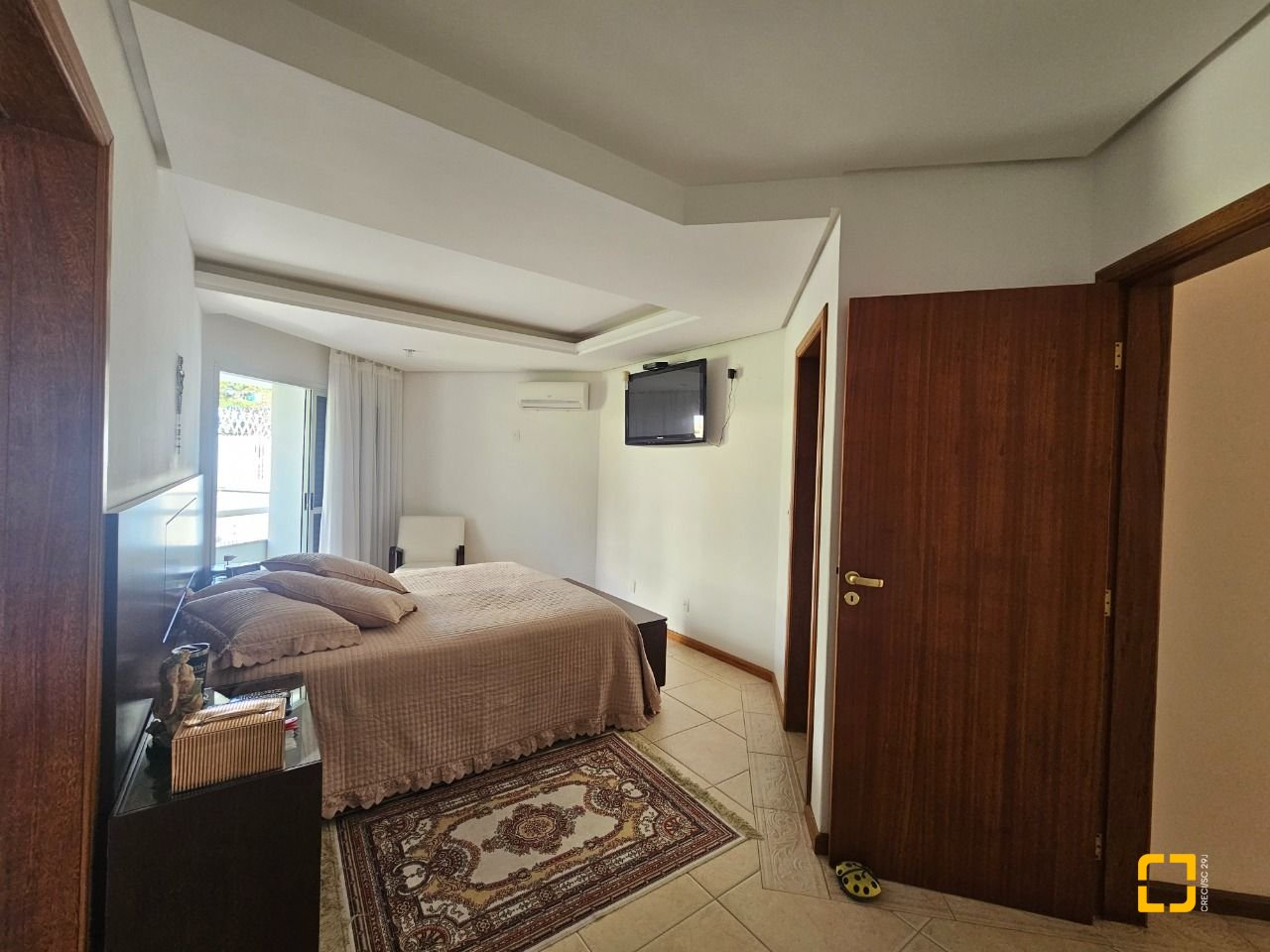 Casa com 350m², 4 quartos (sendo 3 suítes), 2 garagens, no bairro Canto em Florianópolis