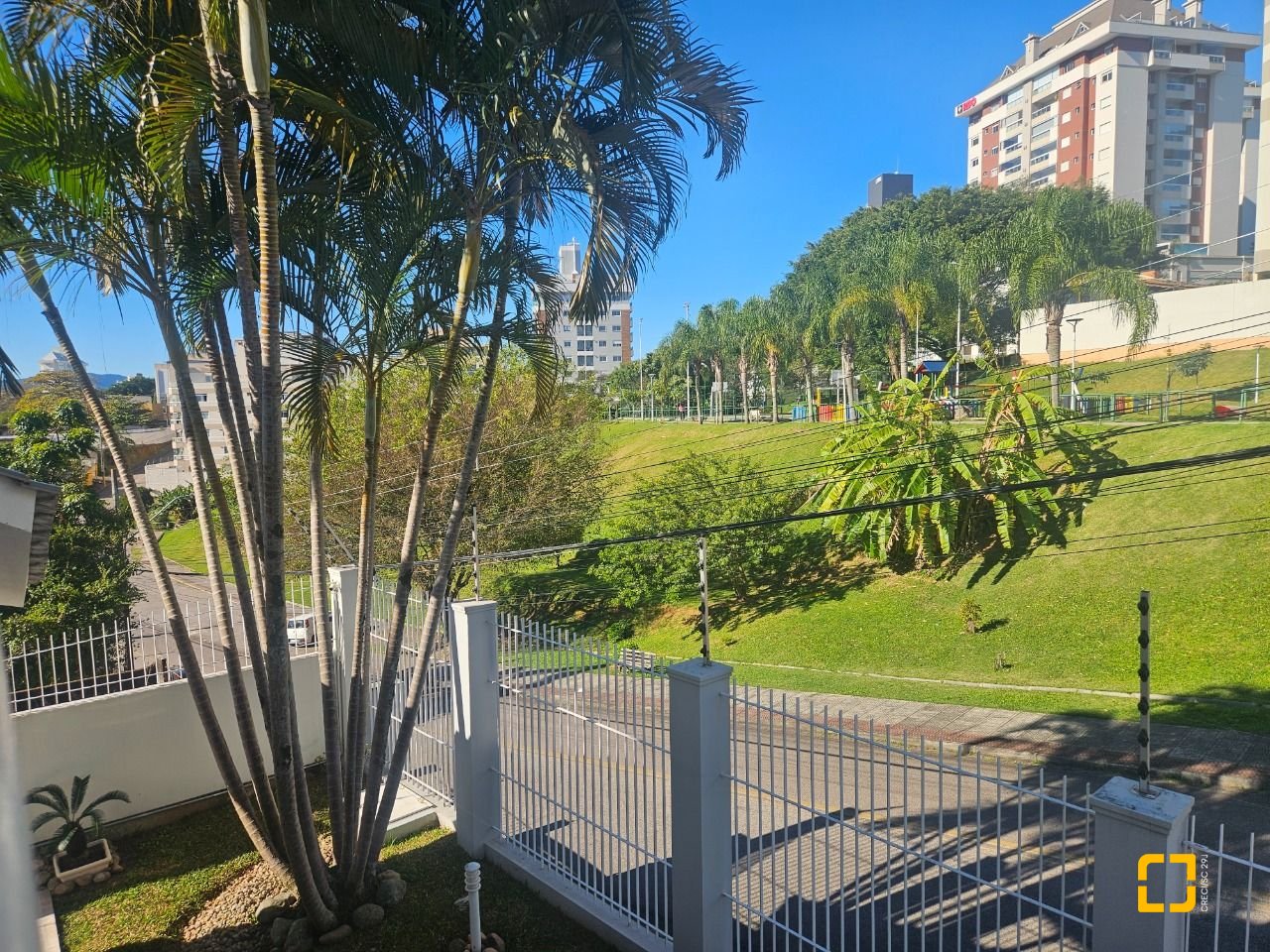 Casa com 350m², 4 quartos (sendo 3 suítes), 2 garagens, no bairro Canto em Florianópolis