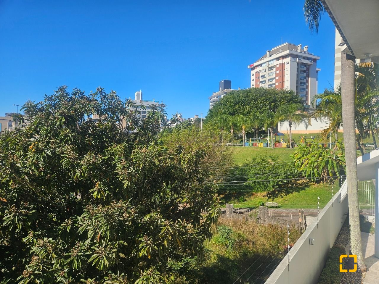 Casa com 350m², 4 quartos (sendo 3 suítes), 2 garagens, no bairro Canto em Florianópolis
