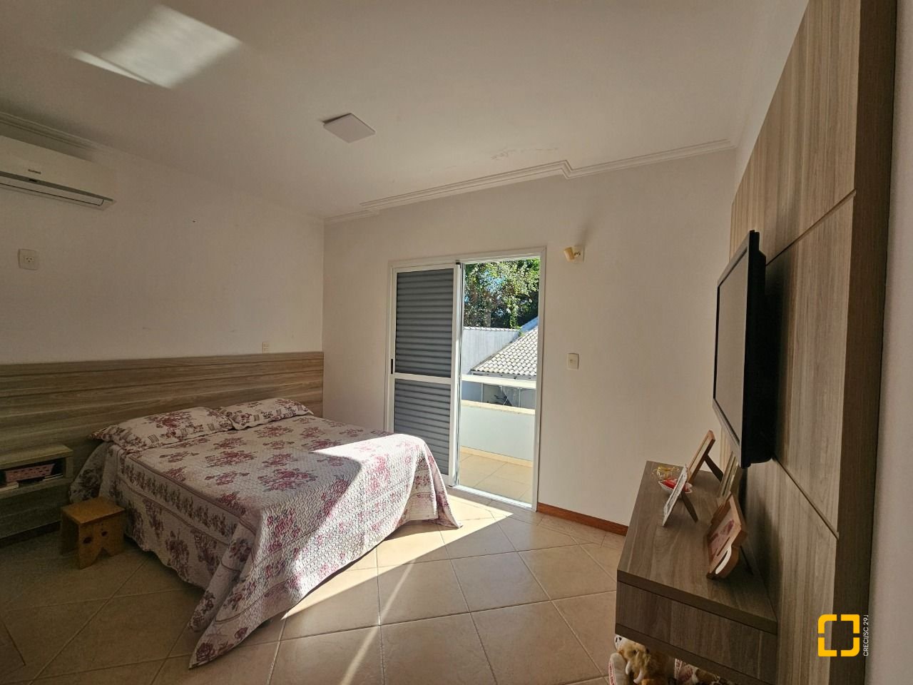 Casa com 350m², 4 quartos (sendo 3 suítes), 2 garagens, no bairro Canto em Florianópolis