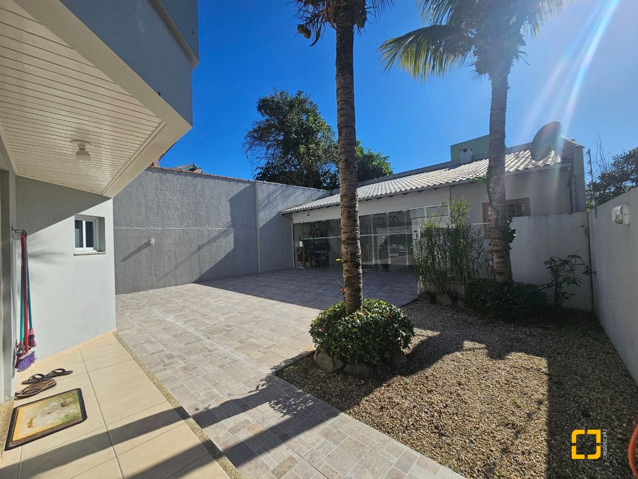 Casa com 350m², 4 quartos (sendo 3 suítes), 2 garagens, no bairro Canto em Florianópolis