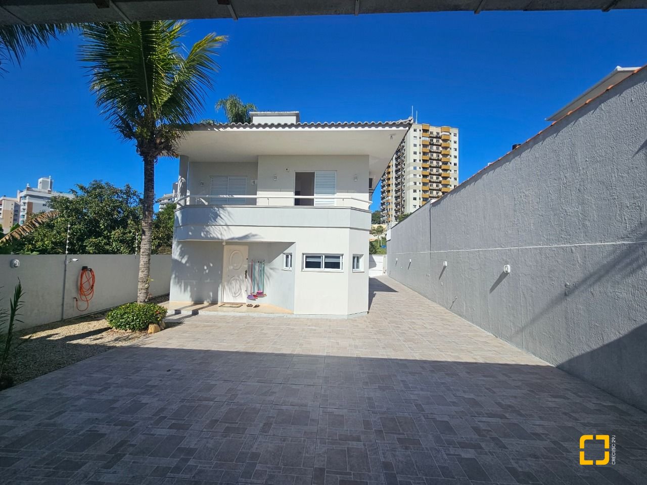 Casa com 350m², 4 quartos (sendo 3 suítes), 2 garagens, no bairro Canto em Florianópolis