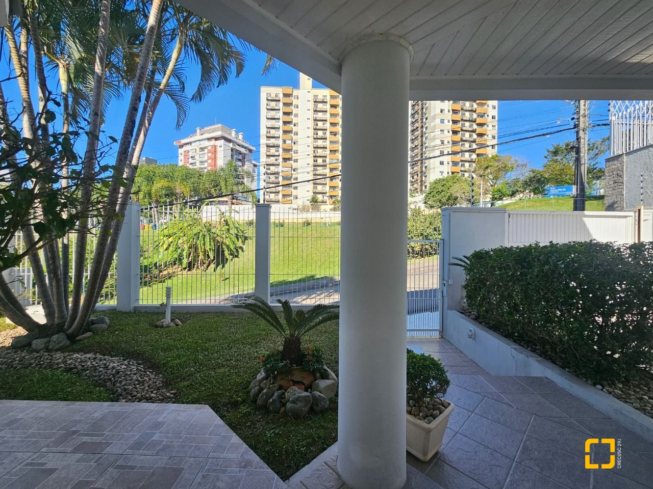 Casa com 350m², 4 quartos (sendo 3 suítes), 2 garagens, no bairro Canto em Florianópolis
